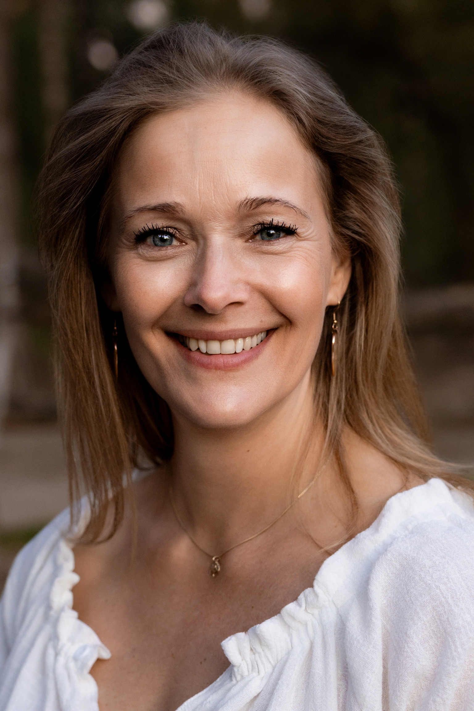 Martine zittend in een rustige natuurlijke omgeving