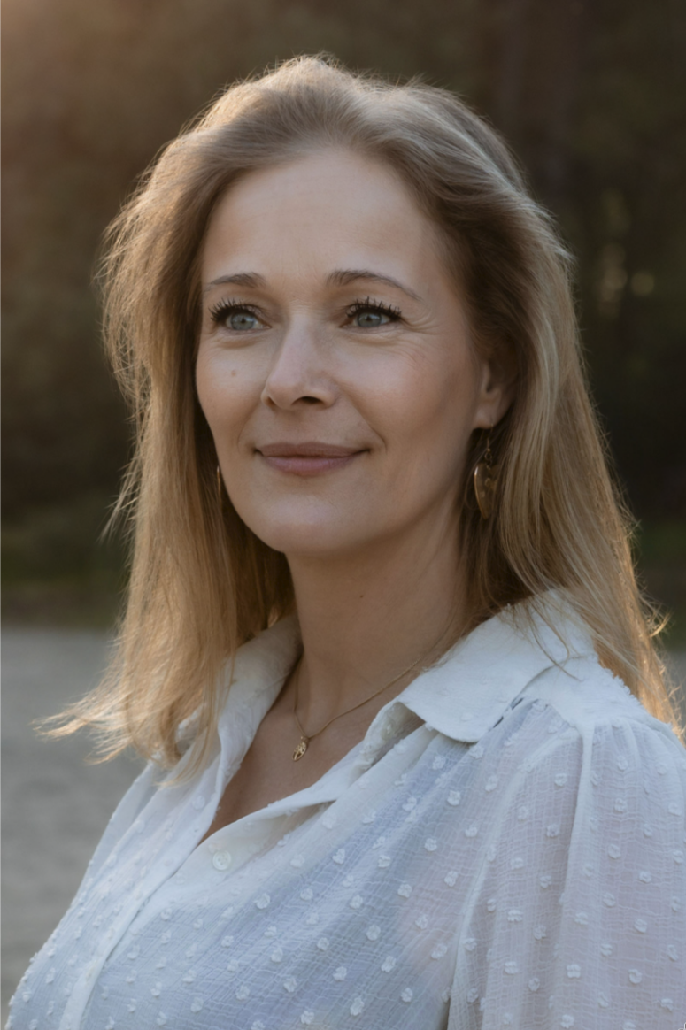 Martine glimlachend in een natuurlijke omgeving